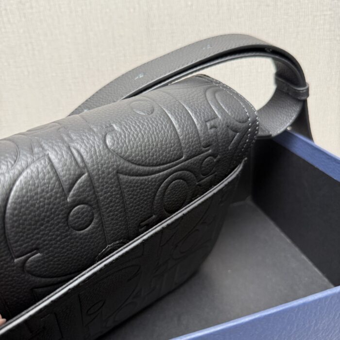 디올 스몰 새들 메신저 백 플랩 디올 그래비티 레더 앤 그레인드 카프스킨 블랙 레플리카 미러급 SA급 S급 고퀄리티 최상급 하이엔드 가방 [남성여성공용] 10