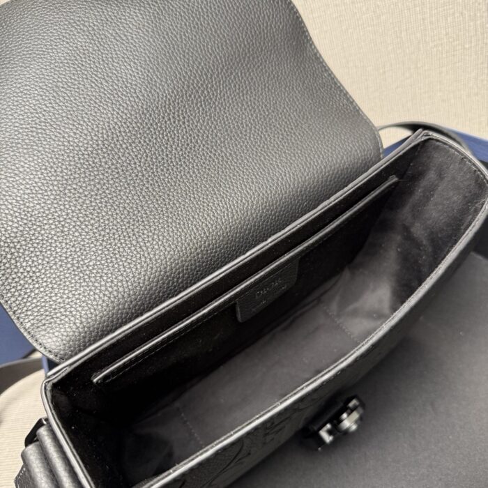 디올 스몰 새들 메신저 백 플랩 디올 그래비티 레더 앤 그레인드 카프스킨 블랙 레플리카 미러급 SA급 S급 고퀄리티 최상급 하이엔드 가방 [남성여성공용] 4