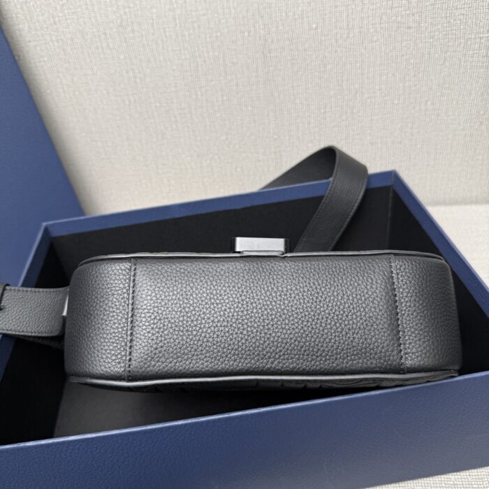 디올 스몰 새들 메신저 백 플랩 디올 그래비티 레더 앤 그레인드 카프스킨 블랙 레플리카 미러급 SA급 S급 고퀄리티 최상급 하이엔드 가방 [남성여성공용] 11