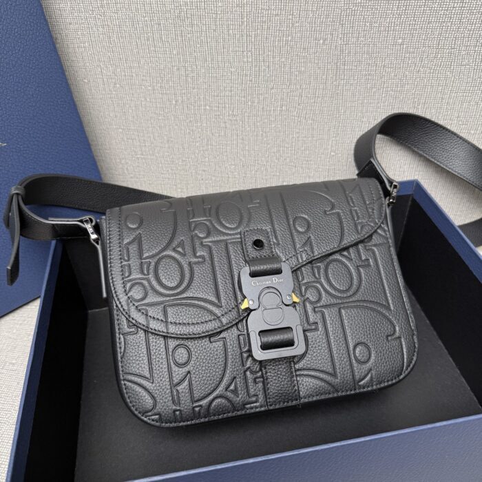 디올 스몰 새들 메신저 백 플랩 디올 그래비티 레더 앤 그레인드 카프스킨 블랙 레플리카 미러급 SA급 S급 고퀄리티 최상급 하이엔드 가방 [남성여성공용] 8