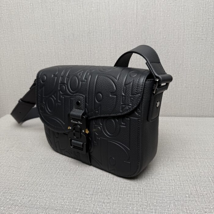 디올 스몰 새들 메신저 백 플랩 디올 그래비티 레더 앤 그레인드 카프스킨 블랙 레플리카 미러급 SA급 S급 고퀄리티 최상급 하이엔드 가방 [남성여성공용] 6