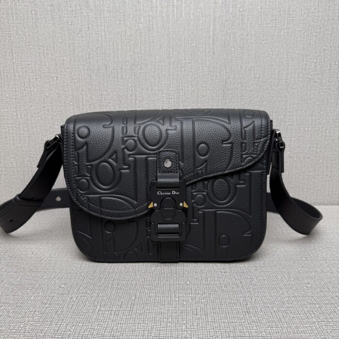 디올 스몰 새들 메신저 백 플랩 디올 그래비티 레더 앤 그레인드 카프스킨 블랙 레플리카 미러급 SA급 S급 고퀄리티 최상급 하이엔드 가방 [남성여성공용] 2