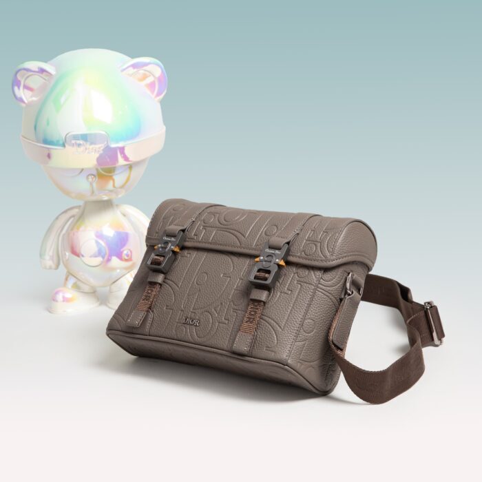 디올 히트 더 로드 메신저백 플랩 디올 그래비티 아웃라인 레더 앤 그레인드 카프스킨 그레이 레플리카 미러급 SA급 S급 고퀄리티 최상급 하이엔드 가방 [남성여성공용] 5