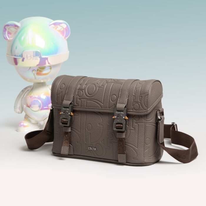 디올 히트 더 로드 메신저백 플랩 디올 그래비티 아웃라인 레더 앤 그레인드 카프스킨 그레이 레플리카 미러급 SA급 S급 고퀄리티 최상급 하이엔드 가방 [남성여성공용] 4