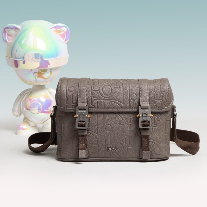 디올 히트 더 로드 메신저백 플랩 디올 그래비티 아웃라인 레더 앤 그레인드 카프스킨 그레이 레플리카 미러급 SA급 S급 고퀄리티 최상급 하이엔드 가방 [남성여성공용]