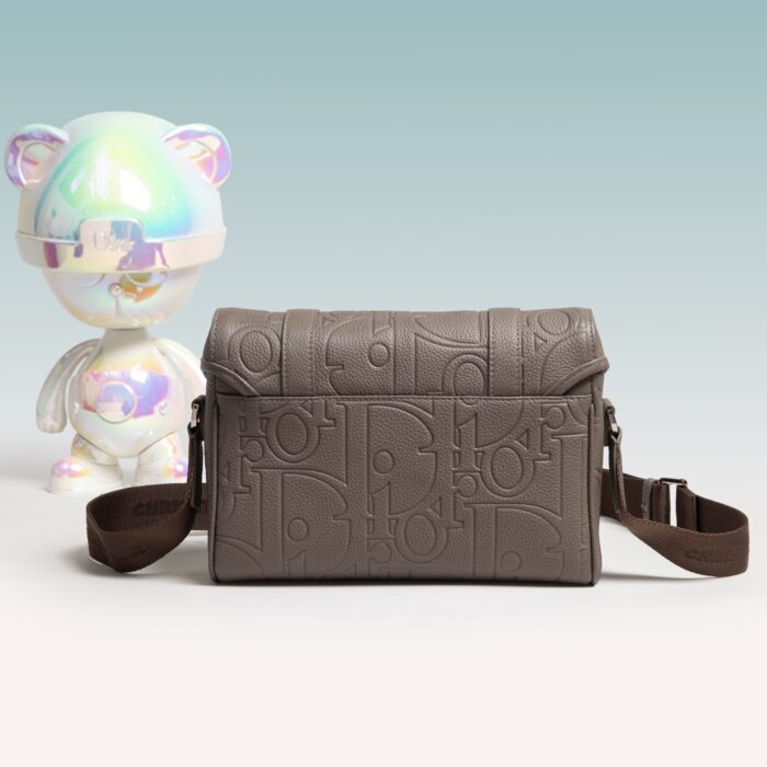 디올 히트 더 로드 메신저백 플랩 디올 그래비티 아웃라인 레더 앤 그레인드 카프스킨 그레이 레플리카 미러급 SA급 S급 고퀄리티 최상급 하이엔드 가방 [남성여성공용] 2