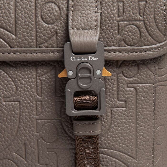 디올 히트 더 로드 메신저백 플랩 디올 그래비티 아웃라인 레더 앤 그레인드 카프스킨 그레이 레플리카 미러급 SA급 S급 고퀄리티 최상급 하이엔드 가방 [남성여성공용] 6
