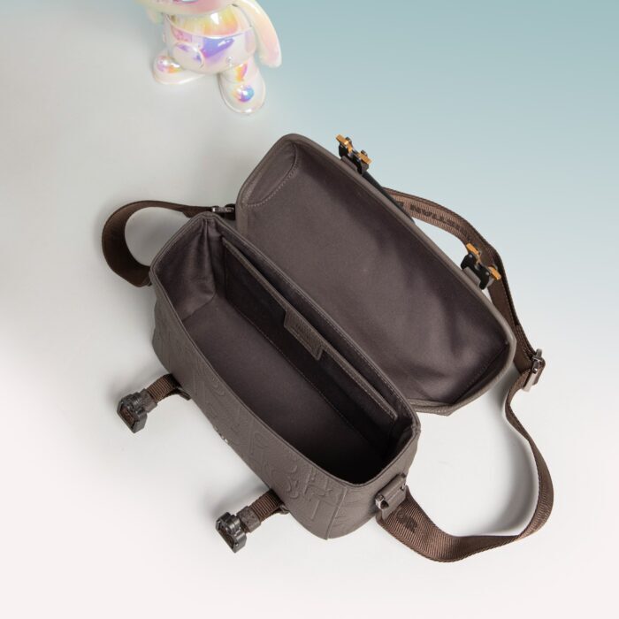 디올 히트 더 로드 메신저백 플랩 디올 그래비티 아웃라인 레더 앤 그레인드 카프스킨 그레이 레플리카 미러급 SA급 S급 고퀄리티 최상급 하이엔드 가방 [남성여성공용] 3