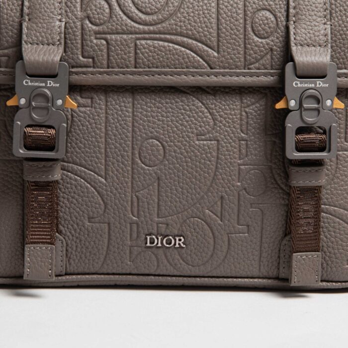 디올 히트 더 로드 메신저백 플랩 디올 그래비티 아웃라인 레더 앤 그레인드 카프스킨 그레이 레플리카 미러급 SA급 S급 고퀄리티 최상급 하이엔드 가방 [남성여성공용] 7