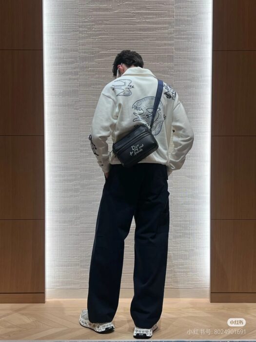 디올 하일톤 넬 라이더 2.0 집 메신저 백 그레인드 카프스킨 프린트 네이비 블루 화이트 레플리카 미러급 SA급 S급 고퀄리티 최상급 하이엔드 가방 [남성여성공용]