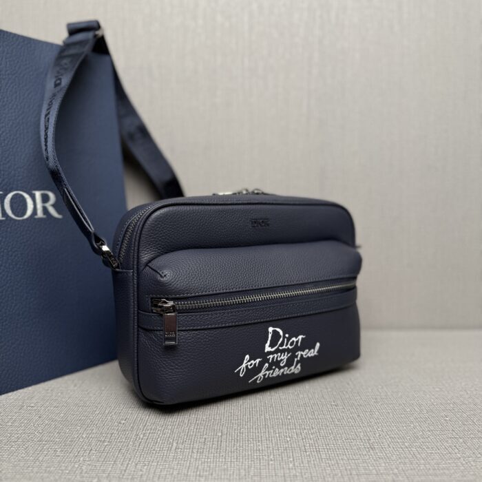 디올 하일톤 넬 라이더 2.0 집 메신저 백 그레인드 카프스킨 프린트 네이비 블루 화이트 레플리카 미러급 SA급 S급 고퀄리티 최상급 하이엔드 가방 [남성여성공용] 6