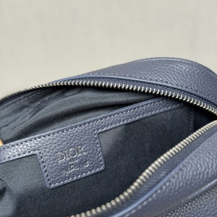 디올 하일톤 넬 라이더 2.0 집 메신저 백 그레인드 카프스킨 프린트 네이비 블루 화이트 레플리카 미러급 SA급 S급 고퀄리티 최상급 하이엔드 가방 [남성여성공용] 14