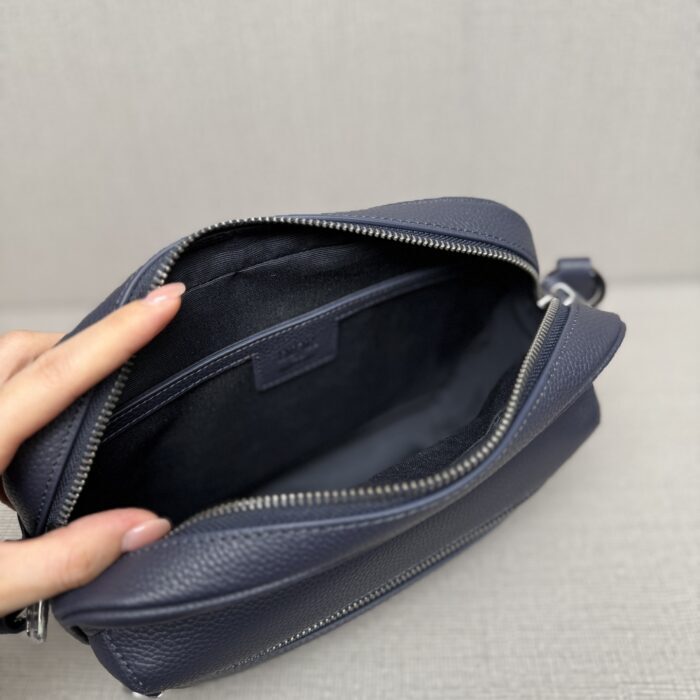 디올 하일톤 넬 라이더 2.0 집 메신저 백 그레인드 카프스킨 프린트 네이비 블루 화이트 레플리카 미러급 SA급 S급 고퀄리티 최상급 하이엔드 가방 [남성여성공용] 5