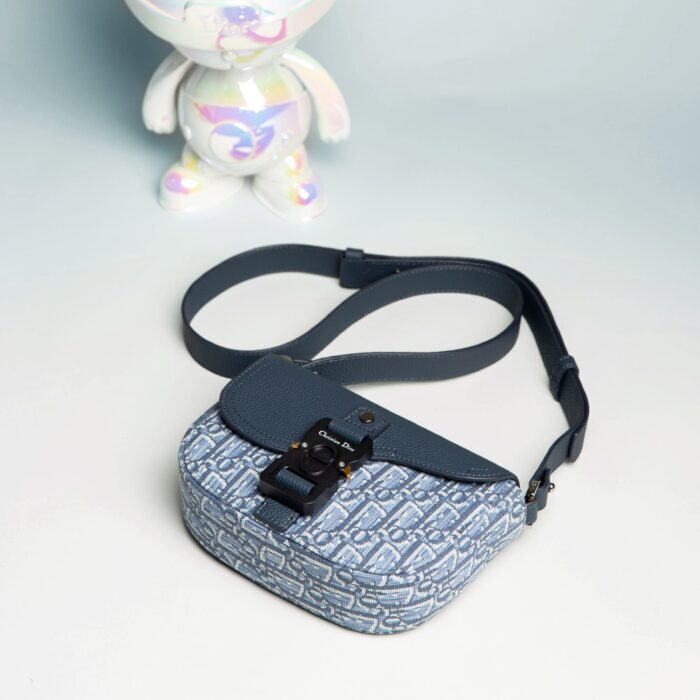 디올 스몰 새들 메신저 백 플랩 디올 오블리크 자카드 앤 그레인드 카프스킨 블루 레플리카 미러급 SA급 S급 고퀄리티 최상급 하이엔드 가방 [남성여성공용] 5