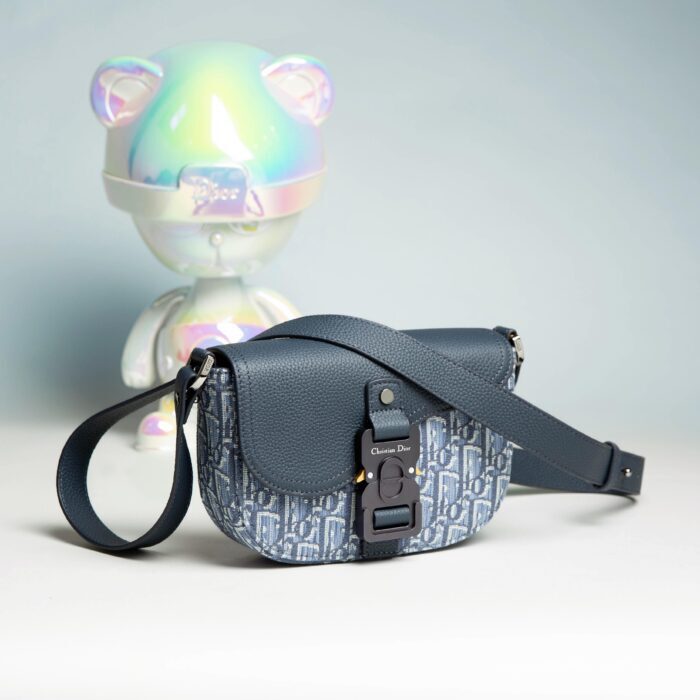 디올 스몰 새들 메신저 백 플랩 디올 오블리크 자카드 앤 그레인드 카프스킨 블루 레플리카 미러급 SA급 S급 고퀄리티 최상급 하이엔드 가방 [남성여성공용] 6