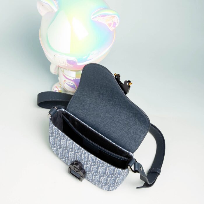 디올 스몰 새들 메신저 백 플랩 디올 오블리크 자카드 앤 그레인드 카프스킨 블루 레플리카 미러급 SA급 S급 고퀄리티 최상급 하이엔드 가방 [남성여성공용] 4