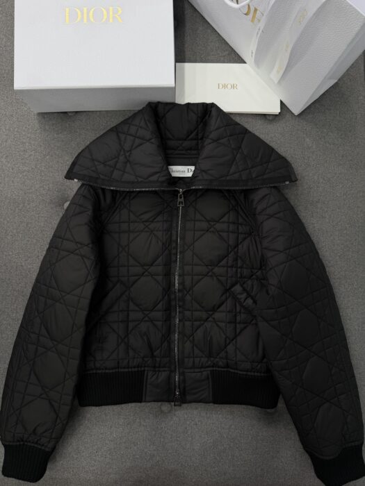디올 퀼티드 테크니컬 태피터 매크로까나쥬 봄버 자켓 오버사이즈 칼라 블랙 레플리카 미러급 SA급 S급 고퀄리티 하이엔드 최상급 의류 [여성] 3