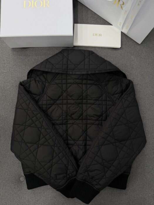 디올 퀼티드 테크니컬 태피터 매크로까나쥬 봄버 자켓 오버사이즈 칼라 블랙 레플리카 미러급 SA급 S급 고퀄리티 하이엔드 최상급 의류 [여성] 4