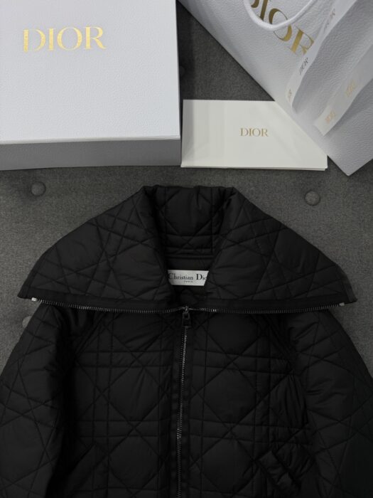 디올 퀼티드 테크니컬 태피터 매크로까나쥬 봄버 자켓 오버사이즈 칼라 블랙 레플리카 미러급 SA급 S급 고퀄리티 하이엔드 최상급 의류 [여성] 7