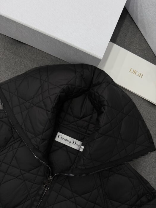 디올 퀼티드 테크니컬 태피터 매크로까나쥬 봄버 자켓 오버사이즈 칼라 블랙 레플리카 미러급 SA급 S급 고퀄리티 하이엔드 최상급 의류 [여성] 10