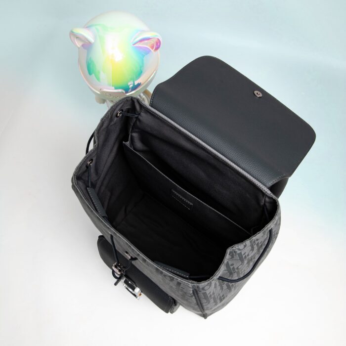 디올 새들 백팩 플랩 디올 오블리크 자카드 앤 그레인드 카프스킨 그레이 레플리카 미러급 SA급 S급 고퀄리티 최상급 하이엔드 가방 [남성여성공용] 3