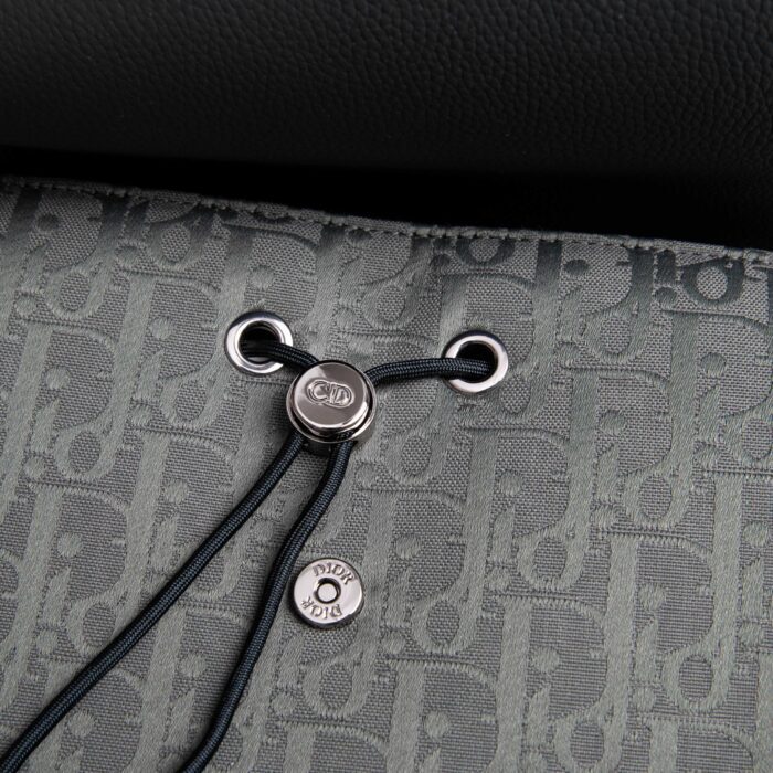 디올 새들 백팩 플랩 디올 오블리크 자카드 앤 그레인드 카프스킨 그레이 레플리카 미러급 SA급 S급 고퀄리티 최상급 하이엔드 가방 [남성여성공용] 10