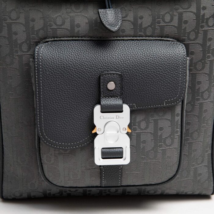 디올 새들 백팩 플랩 디올 오블리크 자카드 앤 그레인드 카프스킨 그레이 레플리카 미러급 SA급 S급 고퀄리티 최상급 하이엔드 가방 [남성여성공용] 9