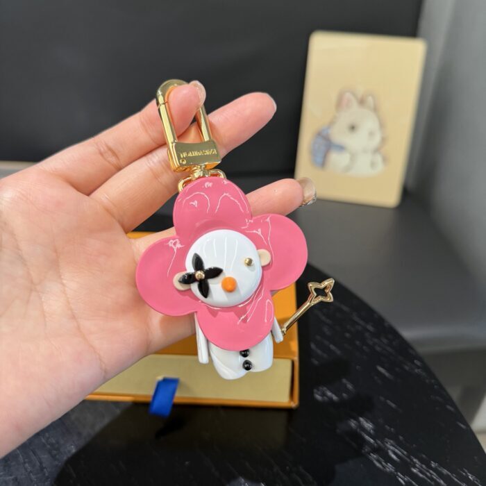 루이비통 비비엔 요술봉 키링 백참 핑크 화이트 레플리카 미러급 SA급 S급 고퀄리티 최상급 하이엔드 악세사리 [남성여성공용]