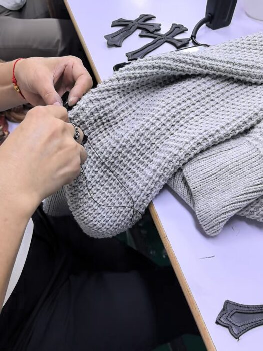 크롬하츠 소매 십자가 캐시미어 혼방 니트 그레이 레플리카 미러급 SA급 S급 고퀄리티 하이엔드 최상급 의류 [남성여성공용] 3