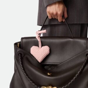 보테가베네타 하트 참 핑크 양가죽 844701 레플리카 미러급 SA급 S급 고퀄리티 최상급 하이엔드 악세사리 [남성여성공용]