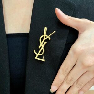 생로랑 베이직 로고 브로치 골드 레플리카 미러급 SA급 S급 고퀄리티 최상급 하이엔드 악세사리 [여성]