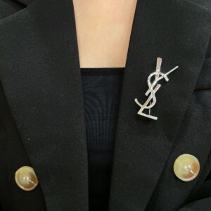 생로랑 베이직 로고 브로치 실버 레플리카 미러급 SA급 S급 고퀄리티 최상급 하이엔드 악세사리 [여성]