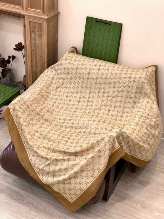 구찌 올 오버 GG로고 스퀘어 스카프 다크 베이지 70%캐시미어 30%실크 레플리카 미러급 SA급 S급 고퀄리티 최상급 하이엔드 [남성여성공용] 4