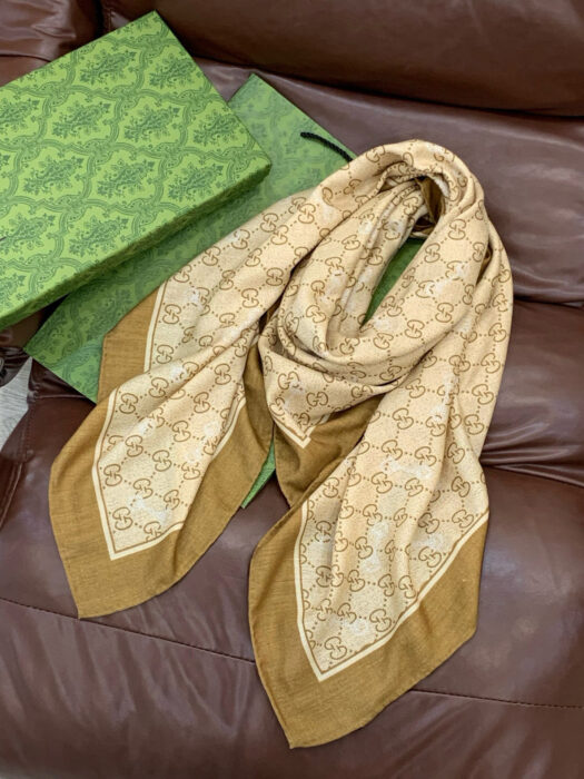 구찌 올 오버 GG로고 스퀘어 스카프 다크 베이지 70%캐시미어 30%실크 레플리카 미러급 SA급 S급 고퀄리티 최상급 하이엔드 [남성여성공용] 6