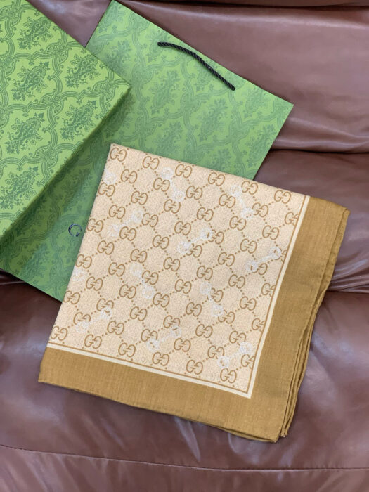 구찌 올 오버 GG로고 스퀘어 스카프 다크 베이지 70%캐시미어 30%실크 레플리카 미러급 SA급 S급 고퀄리티 최상급 하이엔드 [남성여성공용] 5