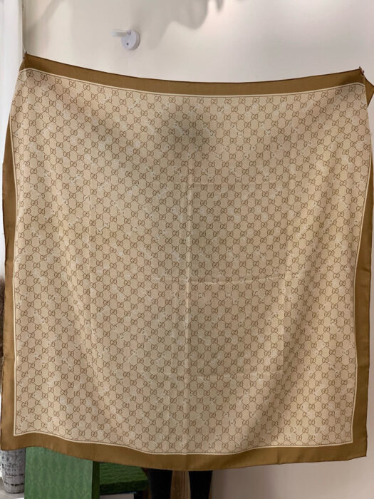 구찌 올 오버 GG로고 스퀘어 스카프 다크 베이지 70%캐시미어 30%실크 레플리카 미러급 SA급 S급 고퀄리티 최상급 하이엔드 [남성여성공용] 3