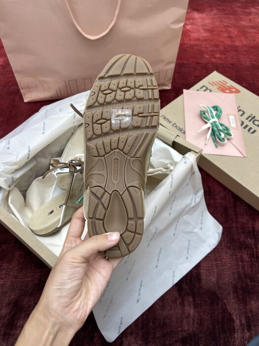 뉴발란스 x 미우미우 530 SL 스웨이드 뮬 에크루 슬리퍼 레플리카 미러급 SA급 S급 고퀄리티 최상급 하이엔드 신발 [여성] 4