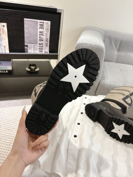 디올 D-메이저 부츠 웜 토프 테크니컬 캔버스 블랙 미스 디올 그래피티 프린트 앤 블랙 카프스킨 레플리카 미러급 SA급 S급 고퀄리티 최상급 하이엔드 신발 [여성] 5