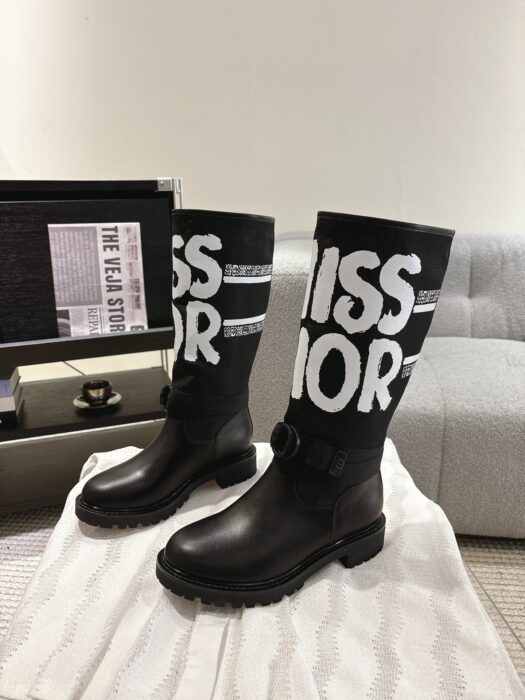 디올 D-메이저 부츠 블랙 테크니컬 패브릭 화이트 미스 디올 그래피티 프린트 앤 블랙 카프스킨 레플리카 미러급 SA급 S급 고퀄리티 최상급 하이엔드 신발 [여성]