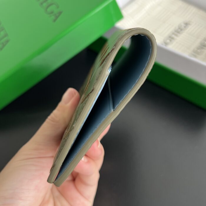 보테가베네타 여권 케이스 607482 배색 올리브 블루 레플리카 미러급 SA급 S급 고퀄리티 최상급 하이엔드 지갑 [남성여성공용] 5