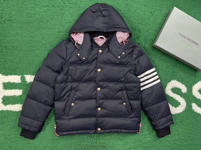 톰브라운 나일론 사선 패딩 네이비 레플리카 미러급 SA급 S급 고퀄리티 하이엔드 최상급 의류 [남성여성공용]