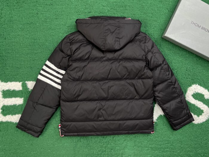 톰브라운 나일론 사선 패딩 블랙 레플리카 미러급 SA급 S급 고퀄리티 하이엔드 최상급 의류 [남성여성공용] 4