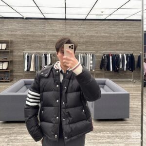 톰브라운 나일론 사선 패딩 블랙 레플리카 미러급 SA급 S급 고퀄리티 하이엔드 최상급 의류 [남성여성공용]