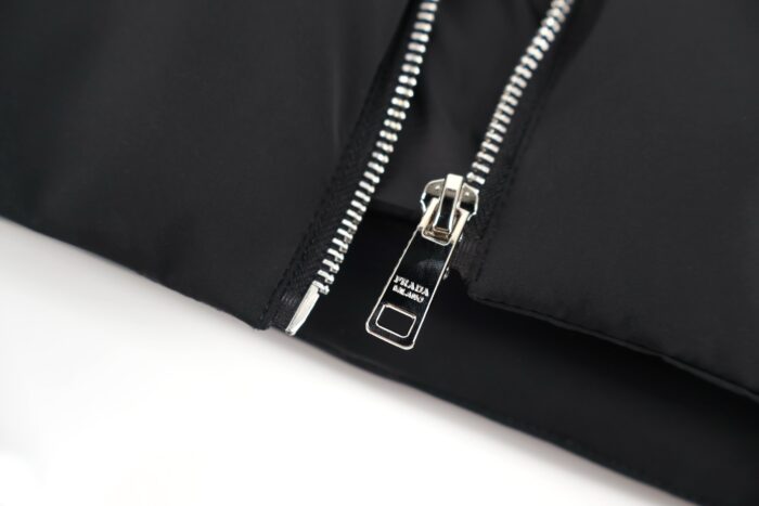 프라다 삼각 로고 배이직 지퍼 패딩 블랙 레플리카 미러급 SA급 S급 고퀄리티 하이엔드 최상급 의류 [남성여성공용] 6