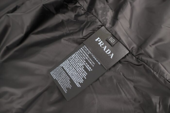 프라다 삼각 로고 배이직 지퍼 패딩 블랙 레플리카 미러급 SA급 S급 고퀄리티 하이엔드 최상급 의류 [남성여성공용] 11