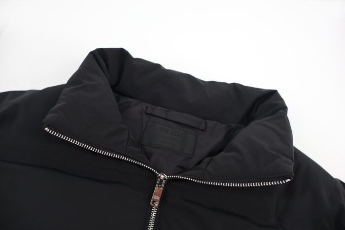 프라다 삼각 로고 배이직 지퍼 패딩 블랙 레플리카 미러급 SA급 S급 고퀄리티 하이엔드 최상급 의류 [남성여성공용] 5