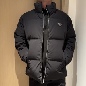프라다 삼각 로고 배이직 지퍼 패딩 블랙 레플리카 미러급 SA급 S급 고퀄리티 하이엔드 최상급 의류 [남성여성공용]