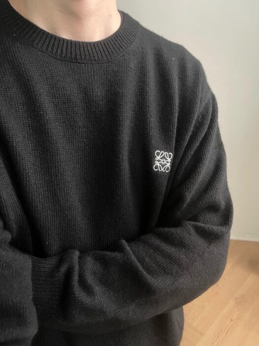로에베 스몰 로고 자수 니트 블랙 레플리카 미러급 SA급 S급 고퀄리티 하이엔드 최상급 의류 [남성여성공용] 2