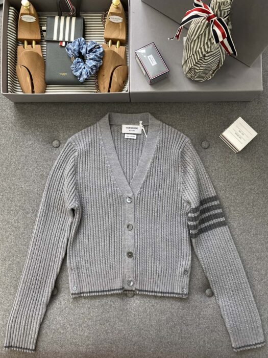 톰브라운 사선 스트라이프 트위스트 케이블 단색 가디건 그레이 레플리카 미러급 SA급 S급 고퀄리티 하이엔드 최상급 의류 [여성] 3