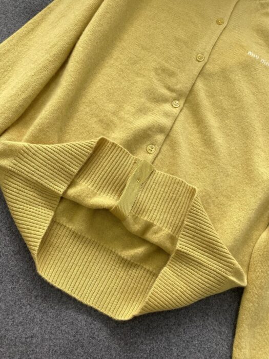 미우미우 캐시미어 베이직 가디건 옐로우 레플리카 미러급 SA급 S급 고퀄리티 하이엔드 최상급 의류 [여성] 9